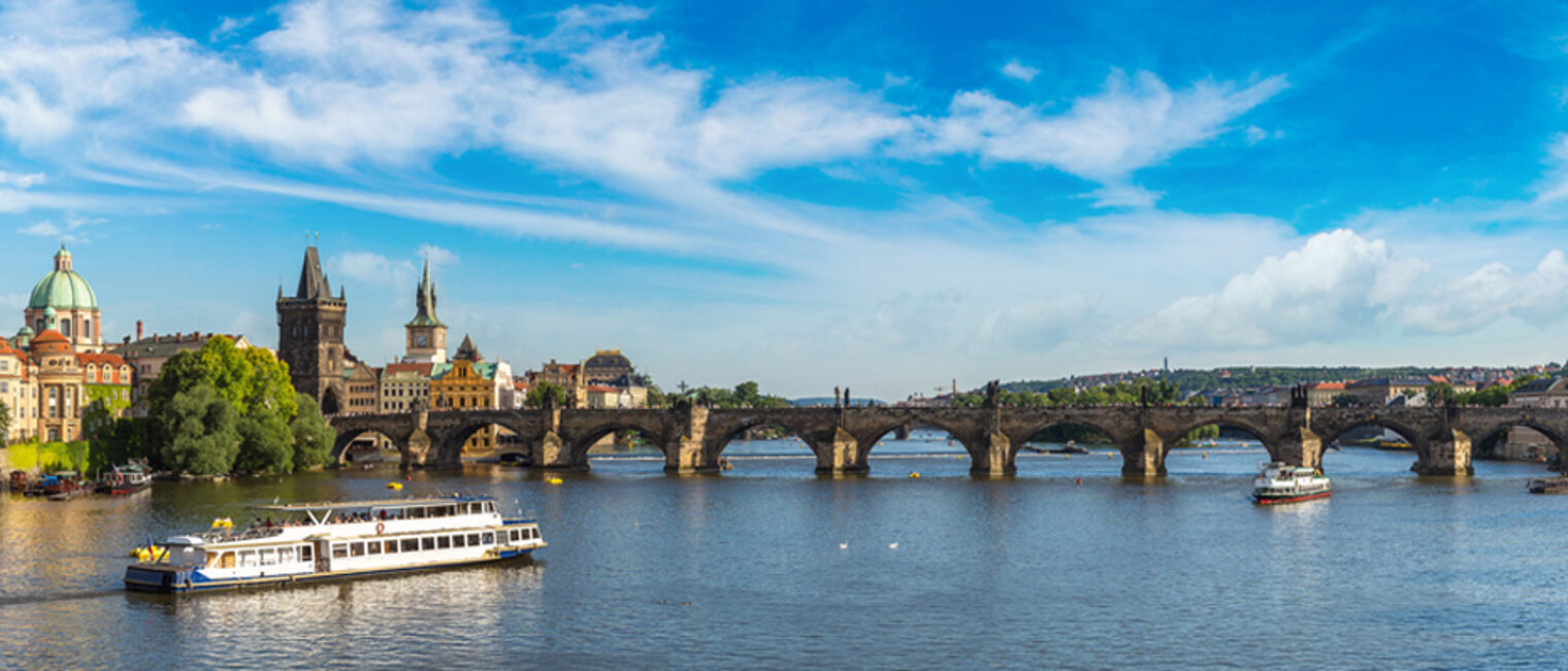 Panoramic view of Charles Bridge in Prague in a beautiful summer day, Czech Republic Schlagwort(e): prague, river, cruise, bridge, czech, republic, vltava, charles, europe, architecture, cityscape, city, town, building, landmark, old, skyline, travel, tourism, scene, praha, panorama, historic, blue, european, day, sky, vacation, view, famous, tower, attraction, panoramic, bohemia, boat, ship, summer, water, landscape, house, traditional, culture, urban, cloud, sunny, history