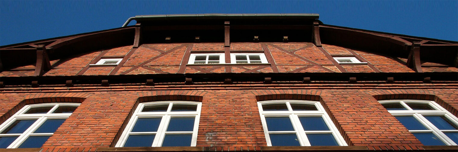 wimar, wettenberg, altbau, "gemeinde wettenberg", ziegelstein, backstein, fassade, fachwerk, krppelwalm, fachwerkbalken, dachstuhl, klinker, klinkerfassade, grnderzeit, backsteinfassade, fenster, sanierung, renovierung, denkmalschutz, baudenkmal, rot, braun, rotbraun, braunrot, himmel, blau, blauer himmel, sprossenfenster, fensterrahmen, mauerwerk, maurer, handwerk, tradition, hessen, mittelhessen, gleiberger land, gieen, "kreis gieen", deutschland, geblk, dachbalken, giebel, dorf, provinz, heimat, wei, vorhang, gardine, landleben, landliebe