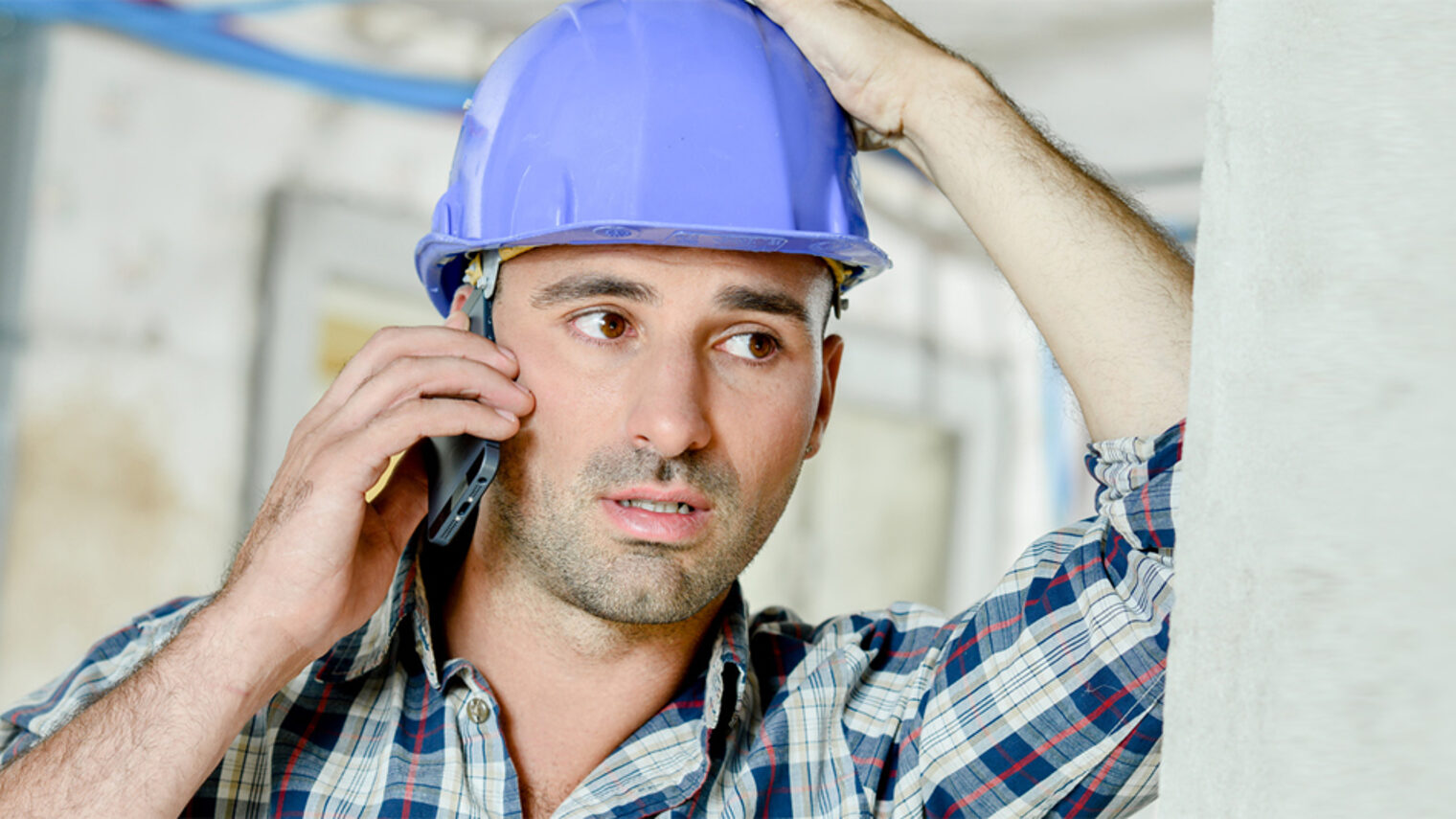 Handwerker am Telefon. Bild: auremar / fotolia.com