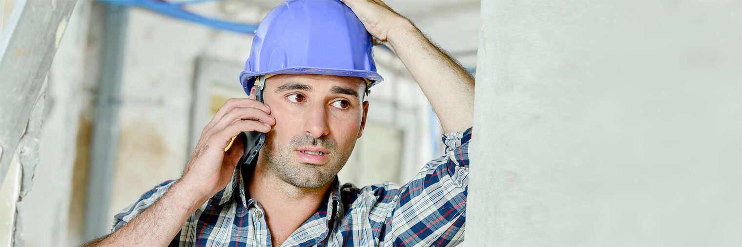 Handwerker am Telefon. Bild: auremar / fotolia.com