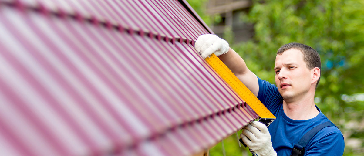 master on repair of roofs makes measurements tool Schlagwort(e): preparation, professional, red, roofer, pattern, master, install