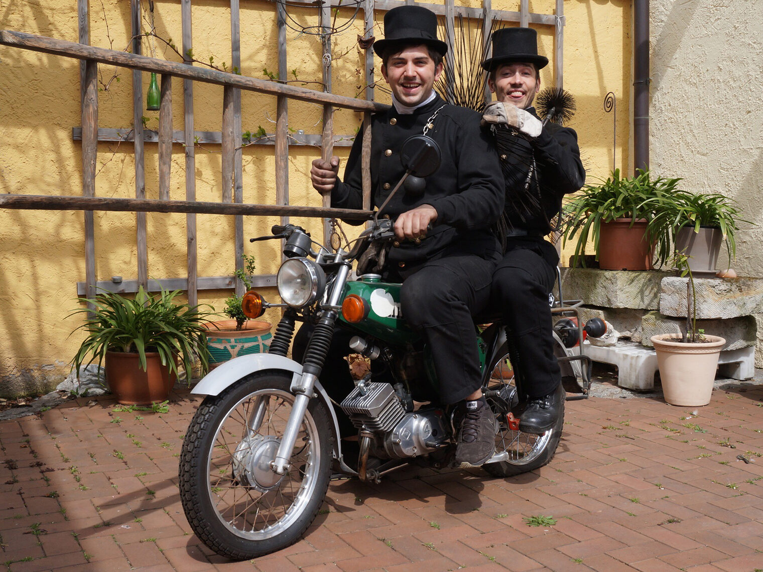 Meisterjahrgang 2017: Martin und Stephan Golatowski / Schornsteinfegermeister. Bild: Nicole Vergin