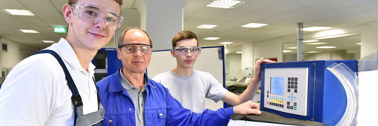 jugendliche Azubis und Ausbilder an einer CNC Drehmaschine - moderne Berufsausbildung im Handwerk // Young apprentices and trainers Schlagwort(e): Berufsausbildung,Jugendliche,Berufsbildung,Industrie,Handwerk,Gr