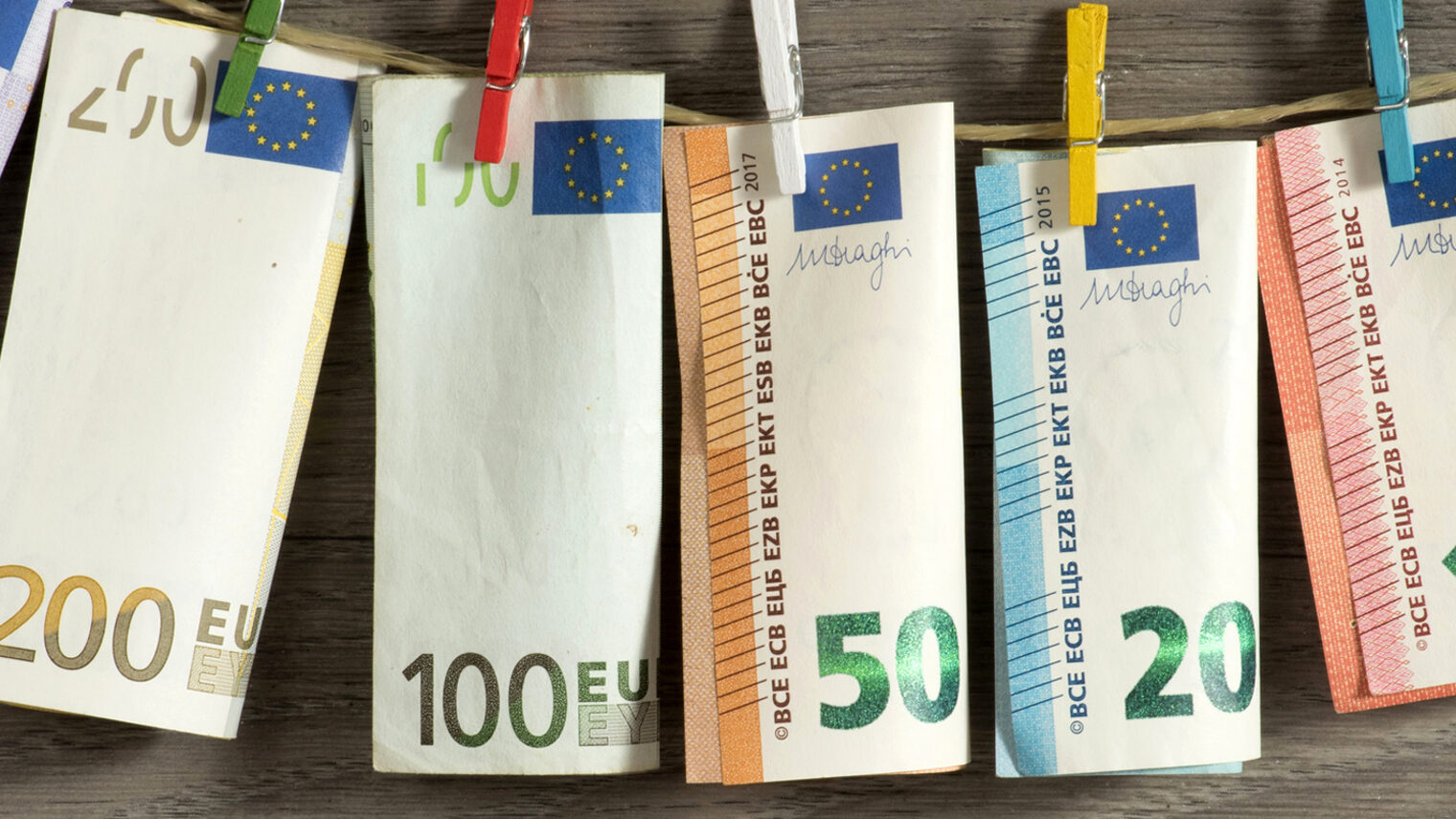 geldwäsche, steuerhinterziehung, waschen, wäscheklammer, wäscheleine, euro, eurozone, eurokrise, gemeinschaftswährung, wirtschaft, geschäft, geld, bargeld, finanzen, geldschein, banknoten, export, import, kredit, schulden, verschuldung, haushaltskasse, budget, bezahlen, einnahmen, steuern, fiskus, finanzamt, umsatz, kosten, inflation, lebenshaltungskosten, ausgaben, bip, bruttoinlandsprodukt