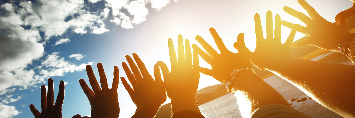 Friendship team concept with lots of hands reaching to the sun Schlagwort(e): sky, hands, together, many, holding, background, people, team, blue, group, human, friends, friendship, teamwork, up, person, strength, conceptual, concept, unity, success, support, help, power, closeup, symbol, male, celebration, joined, top, female, positive, union, partner, colleagues, trust, winner, woman, joint, gesture, agreement, victory, man, comrade, corporate, win, successful