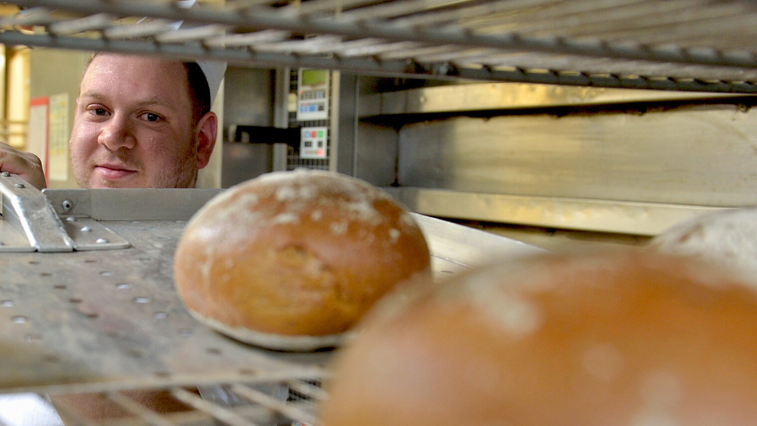 Bäcker mit Broten. Bild: www.amh-online.de