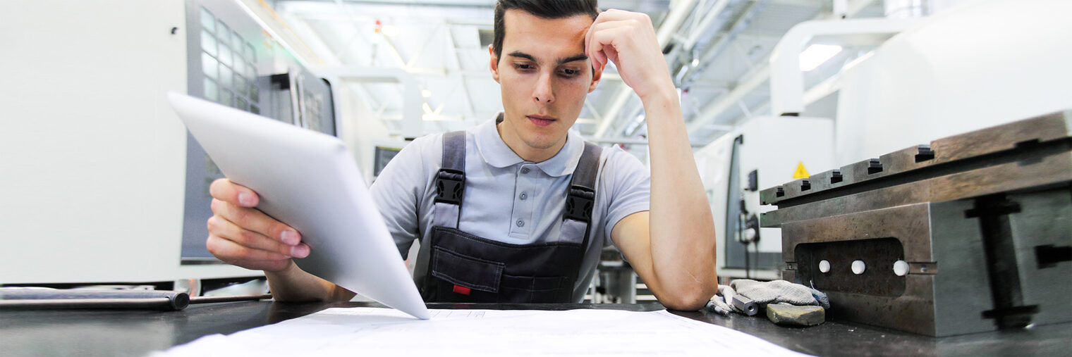 Handwerker mit Tablet und Plänen. Bild: alotofpeople / fotolia.com