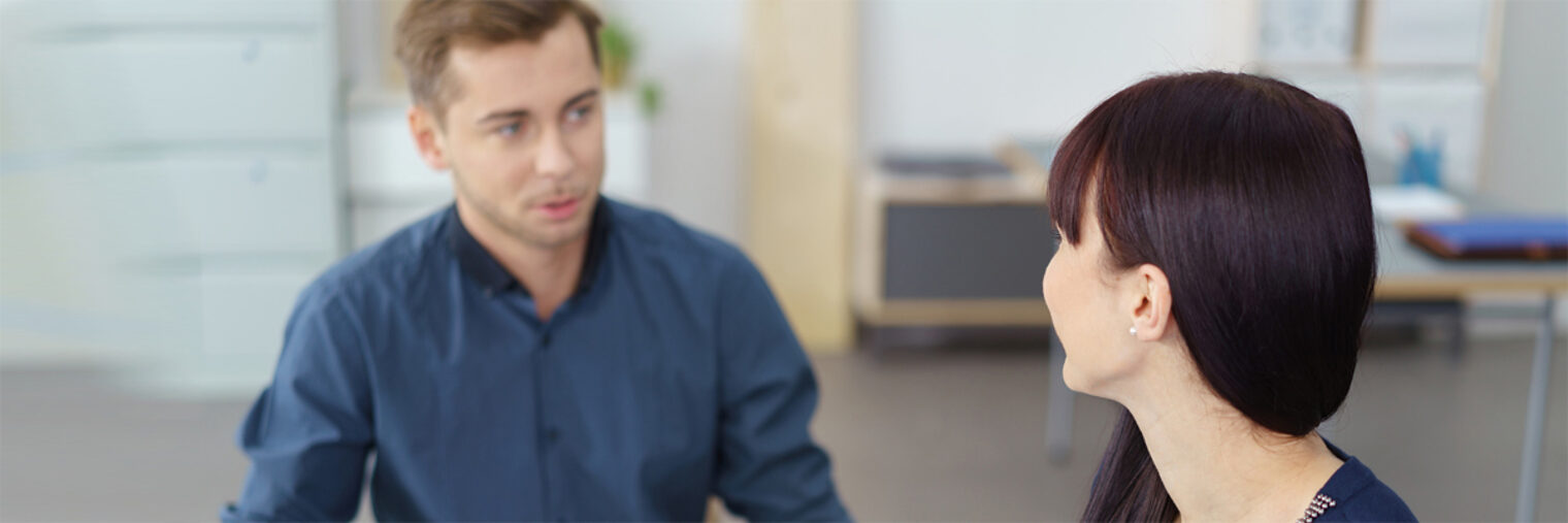 studenten lernen zusammen Schlagwort(e): studenten, geschäftsleute, ausbildung, bildung, team, teamwork, lernen, seminar, kurs, schulung, unterlagen, ordner, gespräch, besprechung, meeting, reden, kommunikation, hilfe, nachhilfe, unterstützung, erklären, business, büro, frau, mann, arbeiten, zwei, jung, job, personen, menschen, leute, lächeln, 20-30, 20s