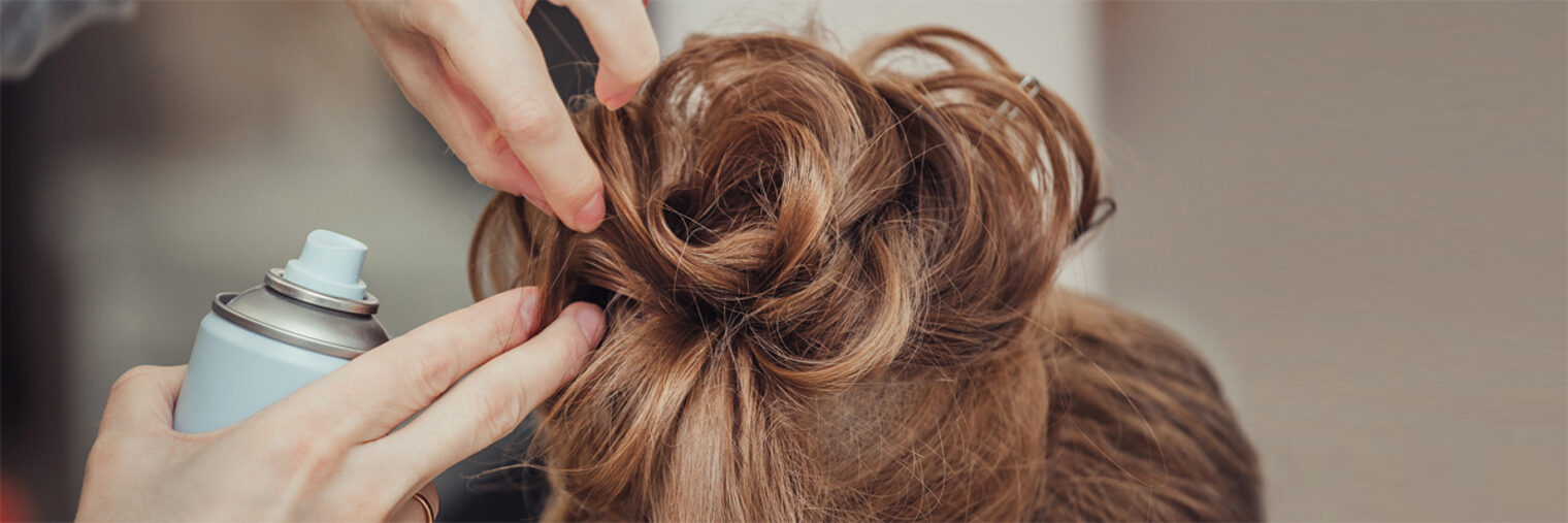 Friseurin macht eine Hochsteckfrisur. Bild: EdNurg / stock.adobe.com