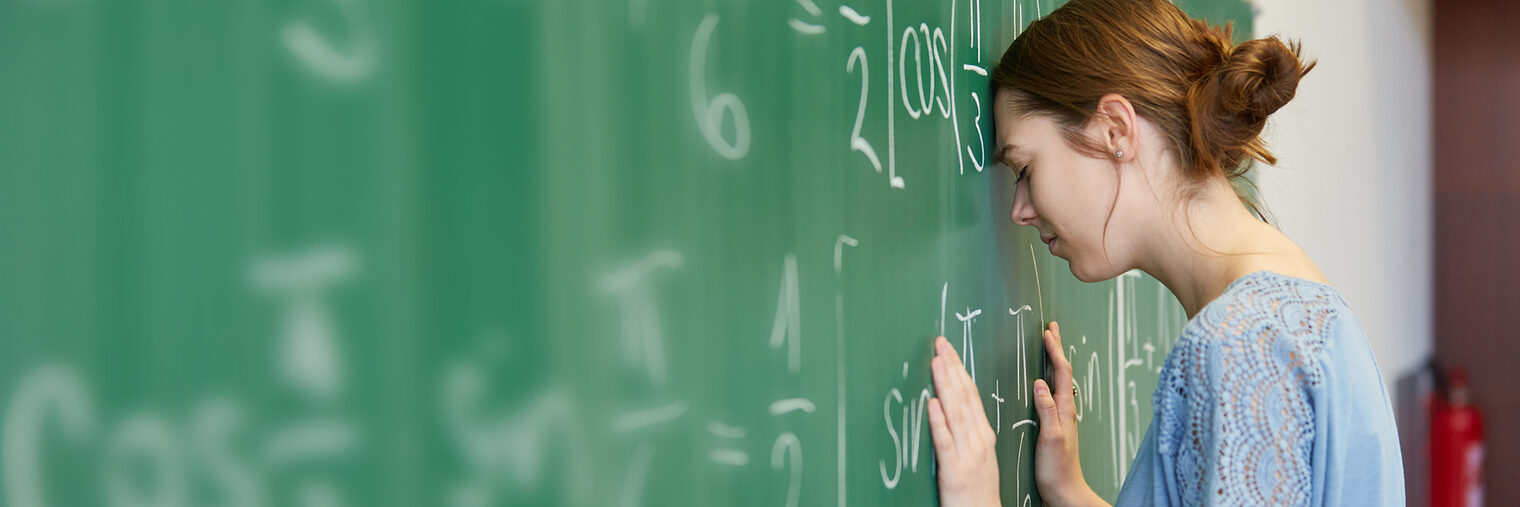 Frustrierte Studentin an der Tafel mit Mathe Aufgabe in einer Prüfung Schlagwort(e): Frau, Student, frustriert, rechnen, Prüfung, Aufgabe, Mathematik, Studentin, Tafel, Formel, Problem, Herausforderung, Frustration, schwierig, Lösung, lernen, Universität, Unterricht, lösen, Ausbildung, Studenten, Schule, Klasse, Kurs, Mathe, Bildung, Studium, Lehrgang, Weiterbildung, Seminar, Fachhochschule, Uni, College, studieren, Wissen