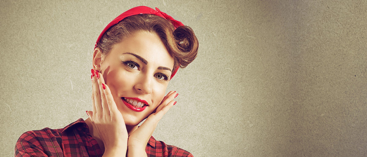 Pin-up-Girl mit Rocckabilly-Frisur. Bild: alphaspirit / stock.adobe.com
