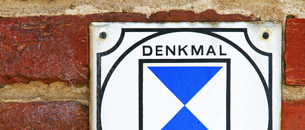 SONY DSC Schlagwort(e): denkmal, denkmalschutz, denkmalpflege, gebäude, bauwerk, geschichte, denkmäler, baudenkmal, kultur, kulturdenkmal, schild, kulturgut, archäologie, stiftung, nostalgie, schilder, alt, altes, mauer, wand, immobilie, immobilien, haus, hauswand, ziegelstein, ziegelsteine, backstein, symbol, emaille, emailleschild, hinweis, hinweisschild, historisch, häuserwand, plakette, ziegelrot, weiss, rot, nostalgisch, mörtel, bau, schutz, geschützt, kulturgüter, erhaltung, erhalten, schützen, beschützen, konzept, verwittert
