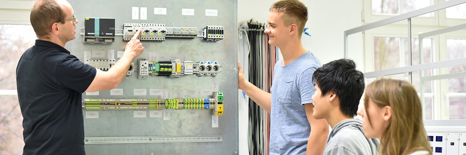 Ausbildung im Elektrohandwerk. Bild: industrieblick / fotolia.com