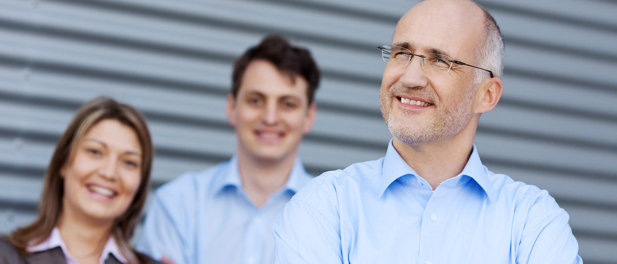 business, team, büro, arbeit, karriere, ausbildung, bildung, nachfolge, unternehmen, arme verschränkt, vision, zukunft, jung, erfolg, erfolgreich, wachstum, entwicklung, beruf, arbeitsplatz, job, gruppe, industrie, handwerk, dienstleistung, angestellte, mitarbeiter, kollegen, chef, teamwork, gemeinschaft, kaufmann, leute, menschen, personal, arbeiten, jobsuche, lernen, fortbildung, weiterbildung, erfahrung, zusammen, ziel, lächeln, lachen, motiviert, seriös, 40-50, 20-30