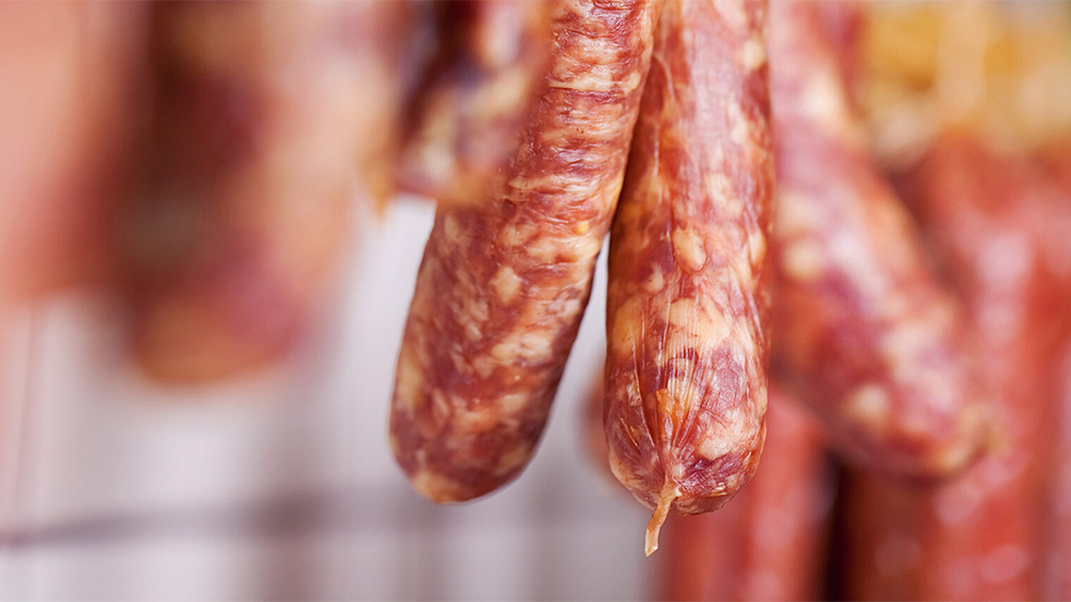 wurst, fleisch, salami, salamiwurst, metzger, metzgerei, hängen, räuchern, essen, schweinefleisch, fleischer, fleischerei, wursttheke, auslage, lecker, fett, diät, büfett, speisen, küche, kalorien, schlachterei, lebensmittel, ladentheke, geschaeft, ungesund, spezialität, rindfleisch, fleischstück, fleischprodukt, ernährung, zeigen, präsentieren, salamiwürste, würzig, würste, salamis, delikatesse, delikat, deftig, italienisch, herzhaft