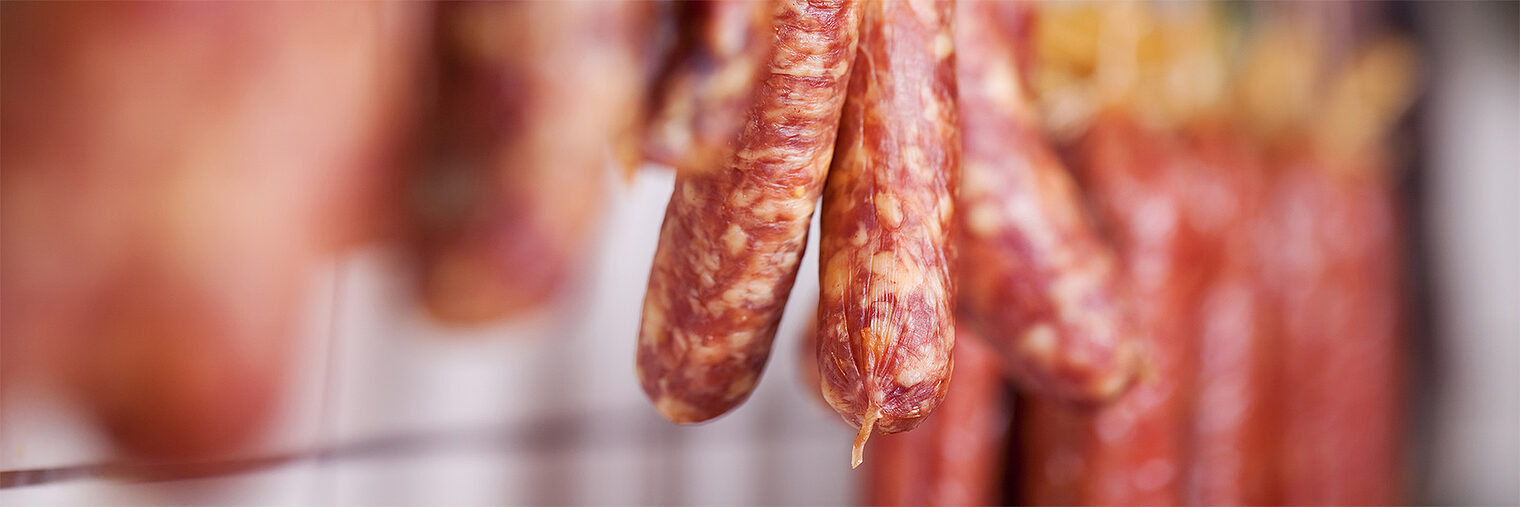 wurst, fleisch, salami, salamiwurst, metzger, metzgerei, hängen, räuchern, essen, schweinefleisch, fleischer, fleischerei, wursttheke, auslage, lecker, fett, diät, büfett, speisen, küche, kalorien, schlachterei, lebensmittel, ladentheke, geschaeft, ungesund, spezialität, rindfleisch, fleischstück, fleischprodukt, ernährung, zeigen, präsentieren, salamiwürste, würzig, würste, salamis, delikatesse, delikat, deftig, italienisch, herzhaft