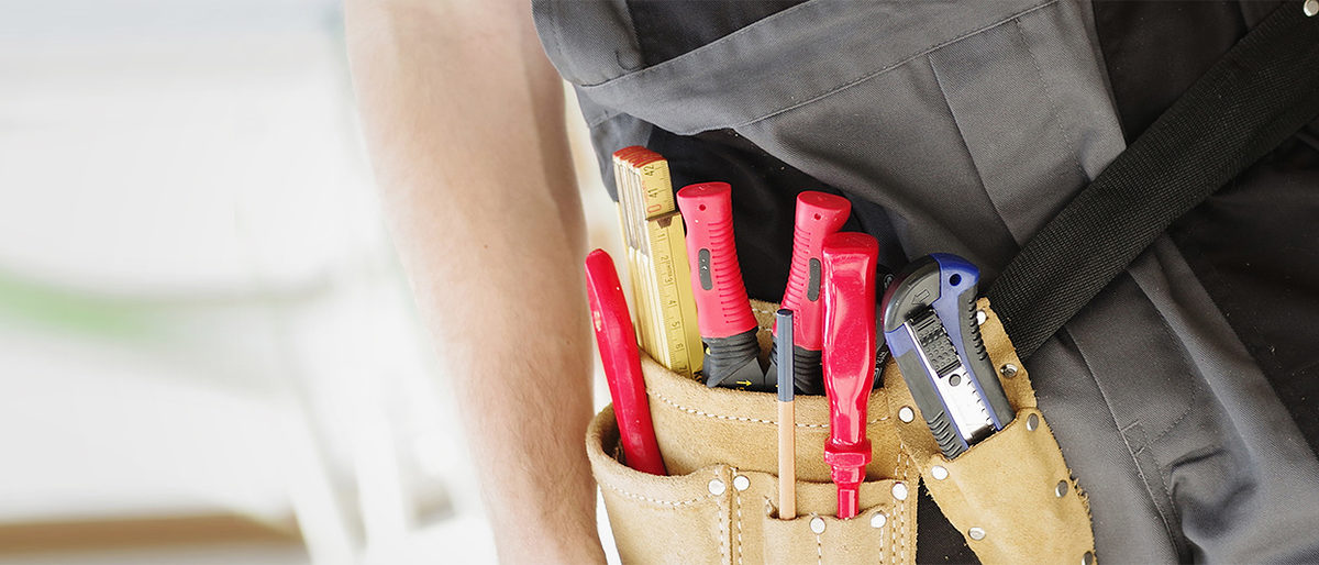 werkzeuggürtel, handwerker, baustelle, handwerk, werkzeug, hammer, zange, helm, bauarbeiter, arbeit, business, schraubenzieher, arbeitshose, arbeitskleidung, arbeitshelm, bauarbeiten, baugewerbe, elektriker, maurer, installateur, gewerbe, bei der arbeit, service, haus, immobilie, arbeiten