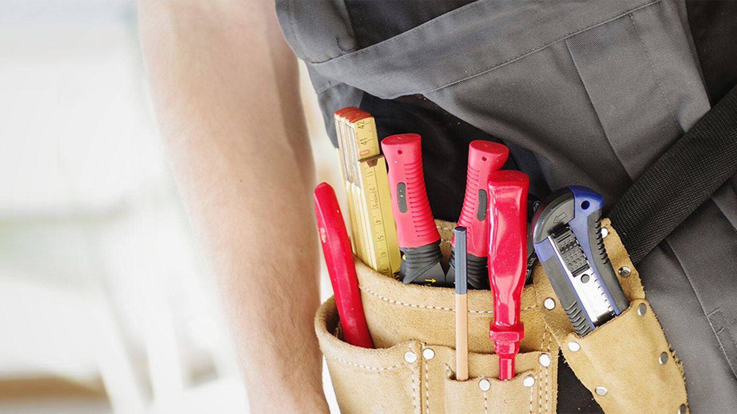 werkzeuggürtel, handwerker, baustelle, handwerk, werkzeug, hammer, zange, helm, bauarbeiter, arbeit, business, schraubenzieher, arbeitshose, arbeitskleidung, arbeitshelm, bauarbeiten, baugewerbe, elektriker, maurer, installateur, gewerbe, bei der arbeit, service, haus, immobilie, arbeiten