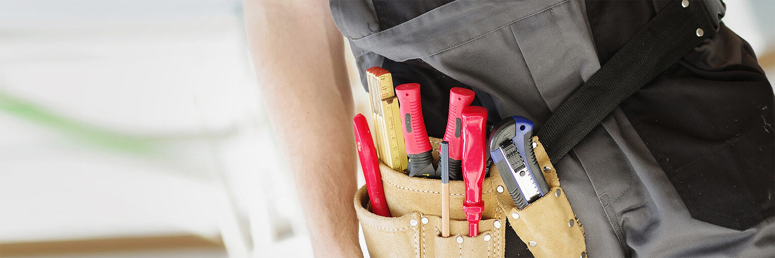 werkzeuggürtel, handwerker, baustelle, handwerk, werkzeug, hammer, zange, helm, bauarbeiter, arbeit, business, schraubenzieher, arbeitshose, arbeitskleidung, arbeitshelm, bauarbeiten, baugewerbe, elektriker, maurer, installateur, gewerbe, bei der arbeit, service, haus, immobilie, arbeiten