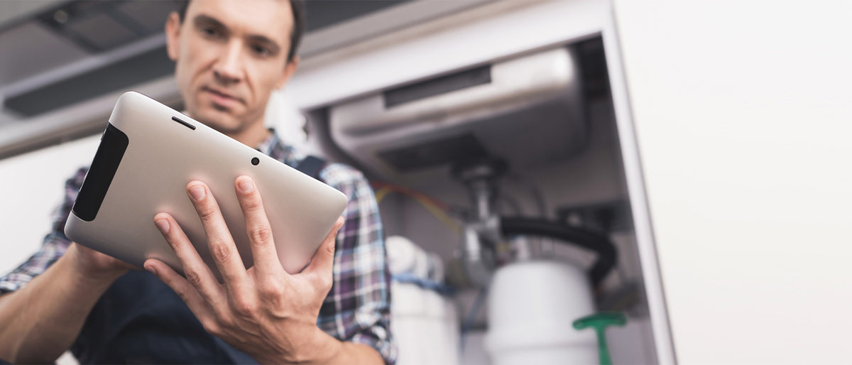 The plumber sits next to the kitchen sink on the floor and looks at the tablet for repair instructions. Next to him stands a black box for the instrument. The man has a special working uniform. Schlagwort(e): apartment, business, construction, design, equipment, estate, furniture, hammer, handyman, happy, home, hot, house, improvement, instrument, interior, job, lifestyle, luxury, man, mechanic, metal, modern, object, old, people, person, pipe, plumber, plumbing, pressure, professional, repair, room, service, set, technician, technology, tool, tube, valve, water, work, workman, wrench, tablet, apartment, business, construction, design, equipment, estate, furniture, hammer, handyman, happy, home, hot, house, improvement, instrument, interior, job, lifestyle, luxury, man, mechanic, metal, modern, object, old, people, person, pipe, plumber, plumbing, pressure, professional, repair, room, service, set, technician, technology, tool, tube, valve, water, work, workman, wrench, tablet