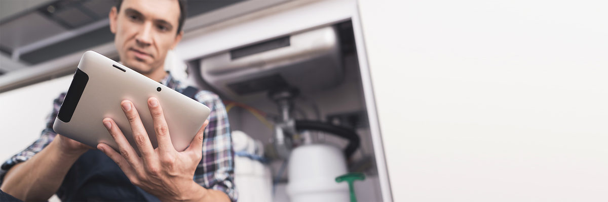 The plumber sits next to the kitchen sink on the floor and looks at the tablet for repair instructions. Next to him stands a black box for the instrument. The man has a special working uniform. Schlagwort(e): apartment, business, construction, design, equipment, estate, furniture, hammer, handyman, happy, home, hot, house, improvement, instrument, interior, job, lifestyle, luxury, man, mechanic, metal, modern, object, old, people, person, pipe, plumber, plumbing, pressure, professional, repair, room, service, set, technician, technology, tool, tube, valve, water, work, workman, wrench, tablet, apartment, business, construction, design, equipment, estate, furniture, hammer, handyman, happy, home, hot, house, improvement, instrument, interior, job, lifestyle, luxury, man, mechanic, metal, modern, object, old, people, person, pipe, plumber, plumbing, pressure, professional, repair, room, service, set, technician, technology, tool, tube, valve, water, work, workman, wrench, tablet