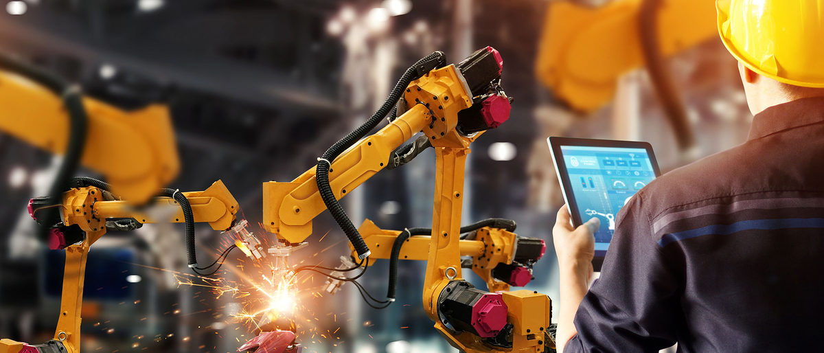 Engineer check and control welding robotics automatic arms machine in intelligent factory automotive industrial with monitoring system software. Digital manufacturing operation. Industry 4.0 Schlagwort(e): process, factory, business, manager, industry 4.0, digital, connect, futuristic, construction, man, arm, control, technology, machine, future, automate, wireless, operation, management, application, engineer, cyber, industrial, logistic, network, smart, automation, tablet, manufacturing, connection, communication, robot, iot, electronics, data, software, artificial intelligence, app, realtime, production, robotics, industry, interface, internet, system, welding, ai, monitoring, intelligence, auto