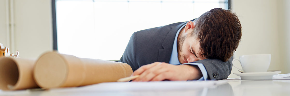 Gestresster müder Geschäftsmann schläft erschöpft im Business Schlagwort(e): Burnout, Geschäftsmann, Stress, müde, schlafen, erschöpft, Business, Start-Up, Mann, Belastung, Überforderung, Überstunden, Büro, Nachrichten, Meeting, Tisch, Entspannung, Entrepreneur, Leute, Unternehmen, Mitarbeiter, Pause, ausruhen, Konferenz, Auszeit, Büroschlaf, Überlastung, Verlierer, verlieren