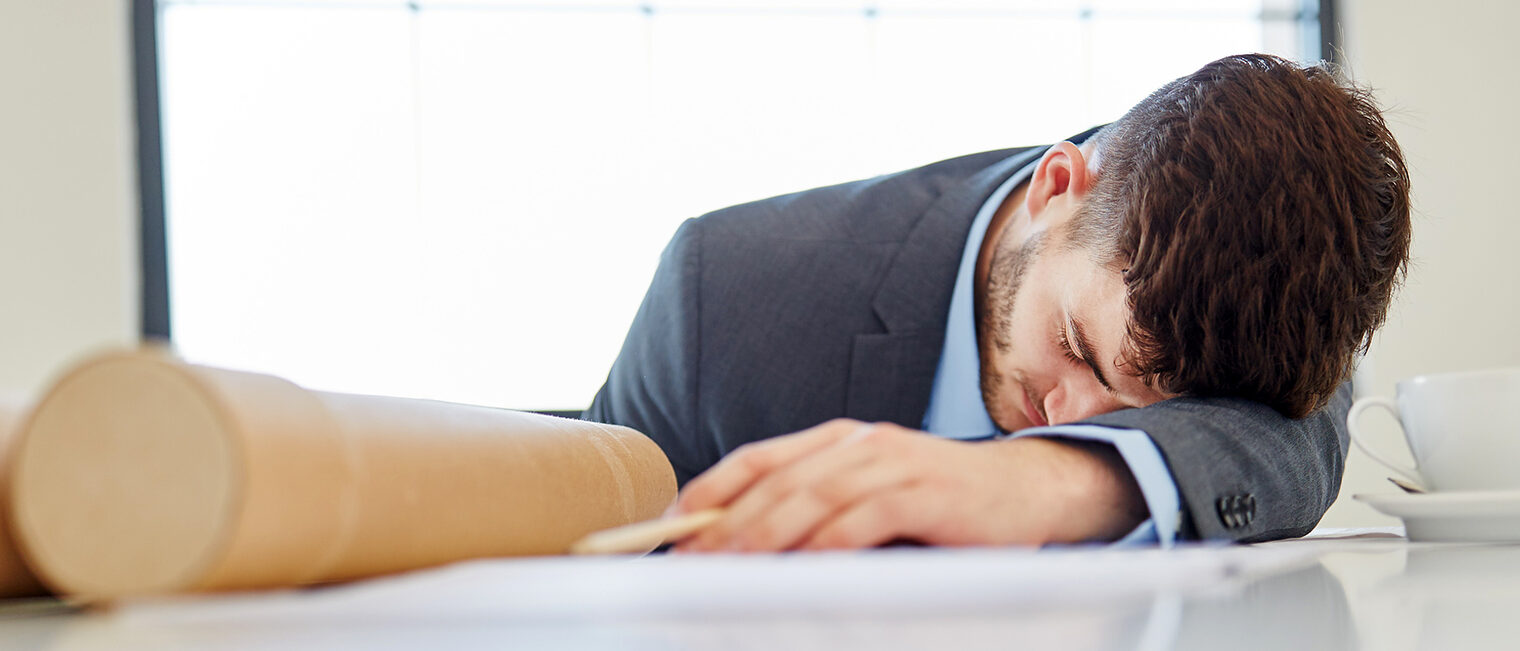 Gestresster müder Geschäftsmann schläft erschöpft im Business Schlagwort(e): Burnout, Geschäftsmann, Stress, müde, schlafen, erschöpft, Business, Start-Up, Mann, Belastung, Überforderung, Überstunden, Büro, Nachrichten, Meeting, Tisch, Entspannung, Entrepreneur, Leute, Unternehmen, Mitarbeiter, Pause, ausruhen, Konferenz, Auszeit, Büroschlaf, Überlastung, Verlierer, verlieren