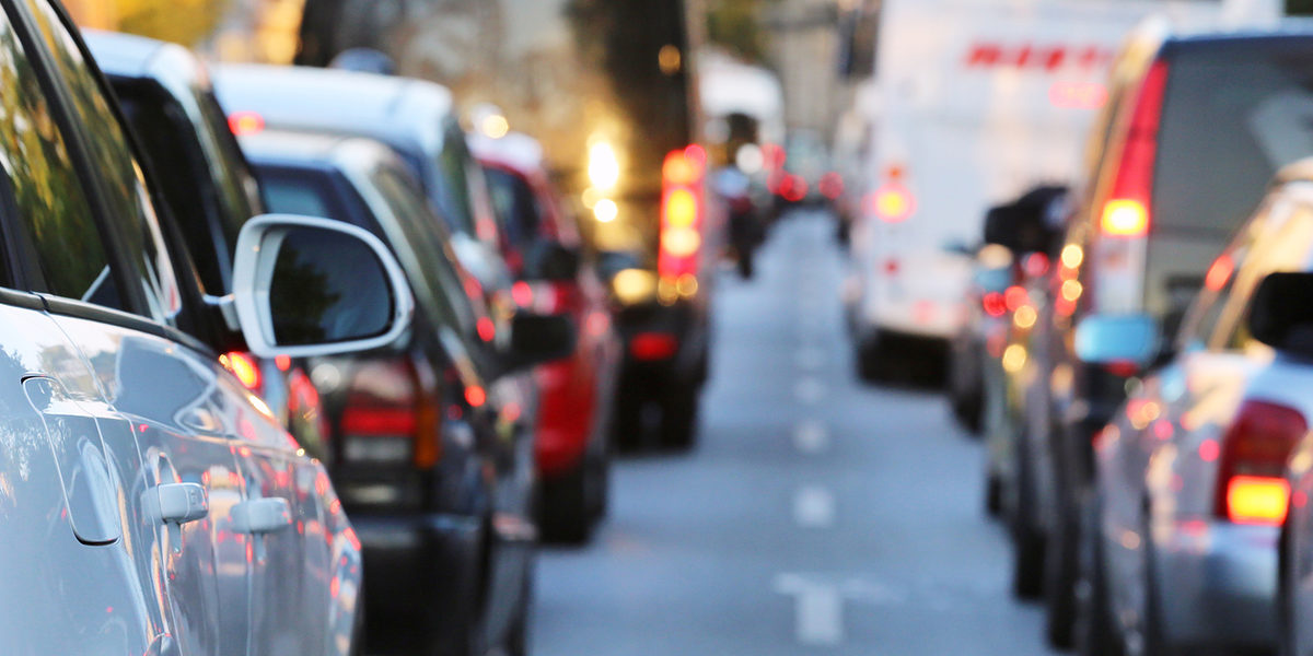stau, verkehrsstau, verkehr, strassenverkehr, autos, berufsverkehr, rush, hour, auto, pkw, strasse, rückspiegel, stadt, innenstadt, rücklichter, mobilität, schadstoffe, stillstand, straße, umwelt, umweltschutz, reisebus, bus, bremslicht, sommer, sprinter, transporter, fahrbahnmarkierung, asfalt