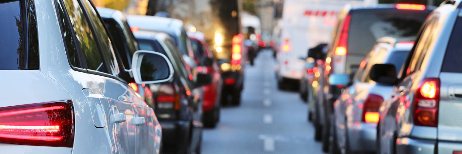stau, verkehrsstau, verkehr, strassenverkehr, autos, berufsverkehr, rush, hour, auto, pkw, strasse, rückspiegel, stadt, innenstadt, rücklichter, mobilität, schadstoffe, stillstand, straße, umwelt, umweltschutz, reisebus, bus, bremslicht, sommer, sprinter, transporter, fahrbahnmarkierung, asfalt