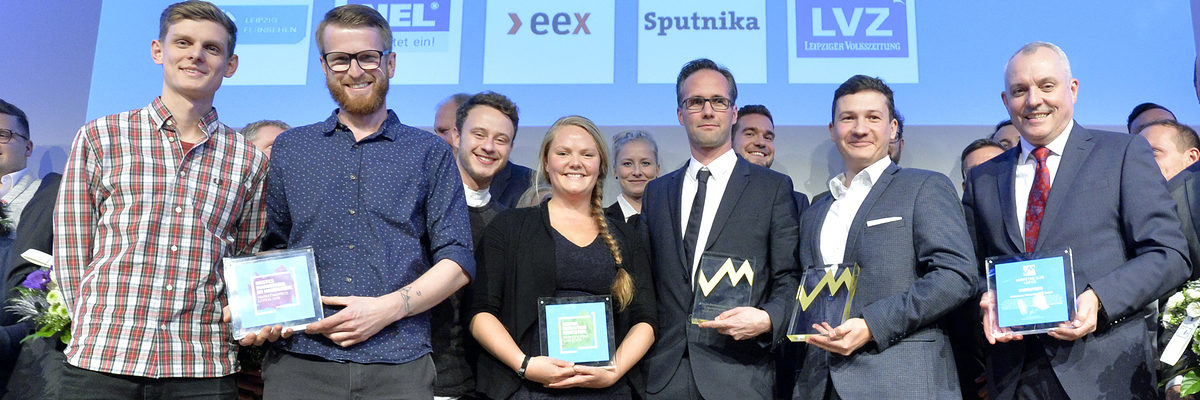 Marketingpreis Leipzig 2018 im Doppelpack vergeben - Bewerberfeld größer und breiter als im Vorjahr / Wieder Sonderpreise ¿Bestes Marketing im Handwerk¿ und ¿Bester Marketing Newcomer¿ ... Der diesjährige Marketingpreis musste doppelt angefertigt werden und steht seit dem 19. November 2018 in der Zentrale der RasenBallsport Leipzig GmbH am Neumarkt und bei der Werbeagentur commlab GmbH in der Leipziger Industriestraße. Den Sonderpreis ¿Bester Marketing Newcomer¿ erhielt die Relax Commerce GmbH. Der Sonderpreis ¿Bestes Marketing im Handwerk¿ ging an die Pâtisserie Hart & Herzlich. Insgesamt gab es für den diesjährigen Marketingpreis Leipzig 22 Bewerber, drei mehr als im Vorjahr. Der Marketing-Club Leipzig vergibt den Preis seit 2013 jährlich. Foto: Volkmar Heinz / volkmar@heinz-report.de Schlagwort(e): Markletingclub, Marletingpreis, Verleihung
