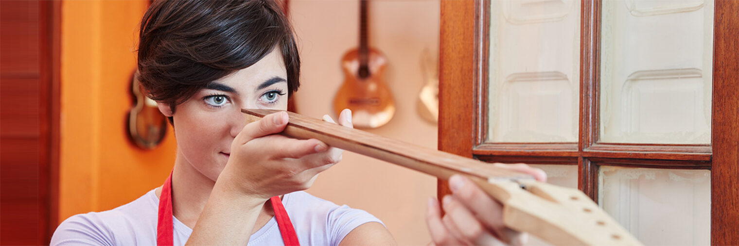 Frau als Gitarrenbauer kontrolliert sorgfältig eine handgefertigte neue Gitarre Schlagwort(e): Handwerk, Kontrolle, Qualität, Gitarre, Holz, handgefertigt, Gitarrenbauer, Sorgfalt, kontrollieren, Frau, arbeiten, Instrument, Werkstatt, Griffbrett, neu, Handwerker, Arbeit, Holzbau, Instrumentenbau, Betrieb, Handarbeit, erstellen, Tischler, Werkzeug, Herstellung, Holzarbeiter, Kleinbetrieb, Zimmerei, traditionell, Schreiner, Holzarbeit, zusammenbauen, Holzverarbeitung, Beruf, Arbeiter, Leute, Kompetenz, Experte, handwerk, kontrolle, qualität, gitarre, holz, handgefertigt, gitarrenbauer, sorgfalt, kontrollieren, frau, arbeiten, instrument, werkstatt, griffbrett, neu, handwerker, arbeit, holzbau, instrumentenbau, betrieb, handarbeit, erstellen, tischler, werkzeug, herstellung, holzarbeiter, kleinbetrieb, zimmerei, traditionell, schreiner, holzarbeit, zusammenbauen, holzverarbeitung, beruf, arbeiter, leute, kompetenz, experte