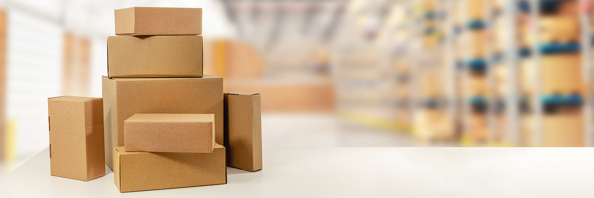 cardboard boxes in warehouse ready for transportation and delivery. copy space Schlagwort(e): boxes, cardboard, delivery, box, warehouse, logistics, background, stack, blank, copy space, banner, space, service, carton, shipping, package, cargo, transportation, packing, parcel, stacked, brown, packaging, pile, rack, shelf, storage, mail, heap, closed, container, copyspace, white, table