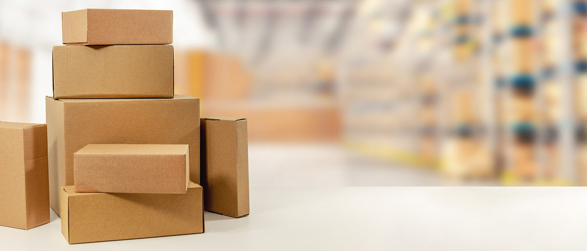 cardboard boxes in warehouse ready for transportation and delivery. copy space Schlagwort(e): boxes, cardboard, delivery, box, warehouse, logistics, background, stack, blank, copy space, banner, space, service, carton, shipping, package, cargo, transportation, packing, parcel, stacked, brown, packaging, pile, rack, shelf, storage, mail, heap, closed, container, copyspace, white, table