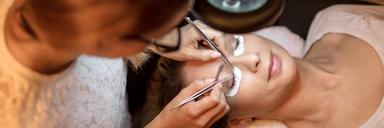 Wimpernverlängerung / Lash Extension beim Kosmetiker oder Friseur. Bild: Milan Markovic / fotolia.com