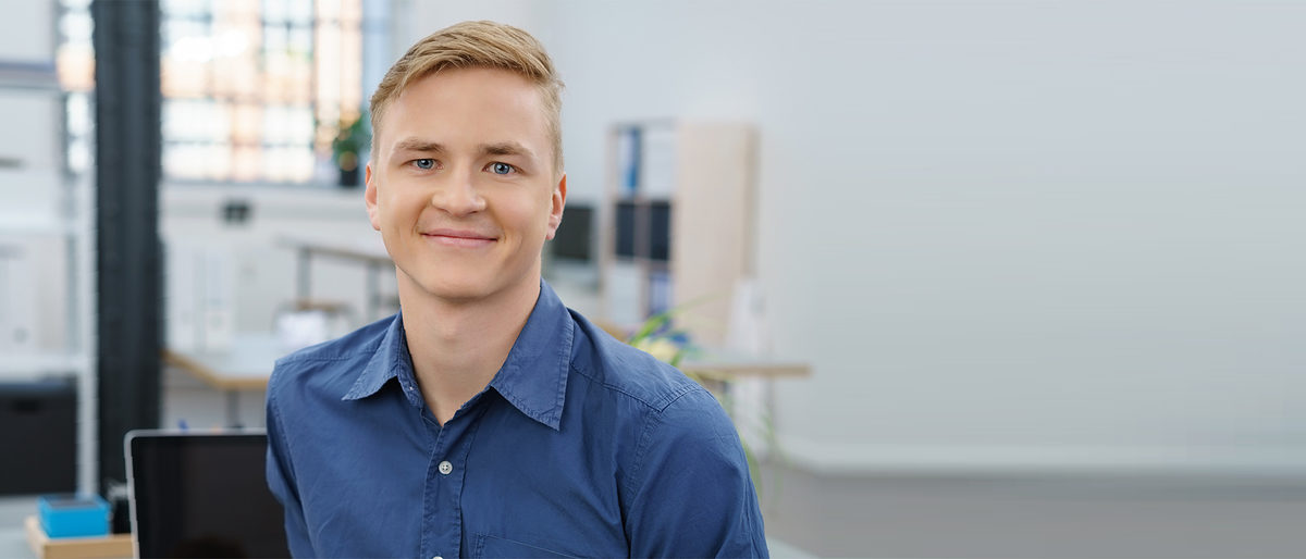 Lächelnder junger Handwerker im Büro. Bild: contrastwerkstatt / stock.adobe.com