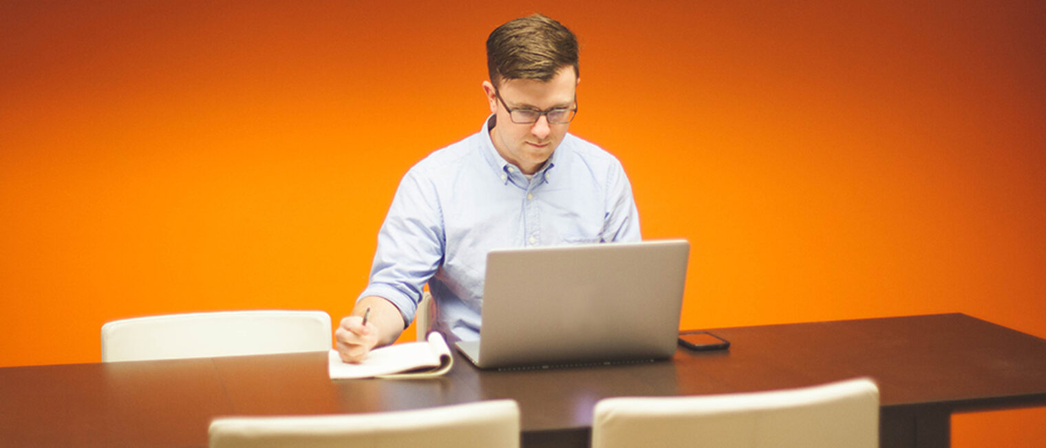 Mann am Schreibtisch mit Notebook. Bild: StartupStockPhotos / pixabay.com