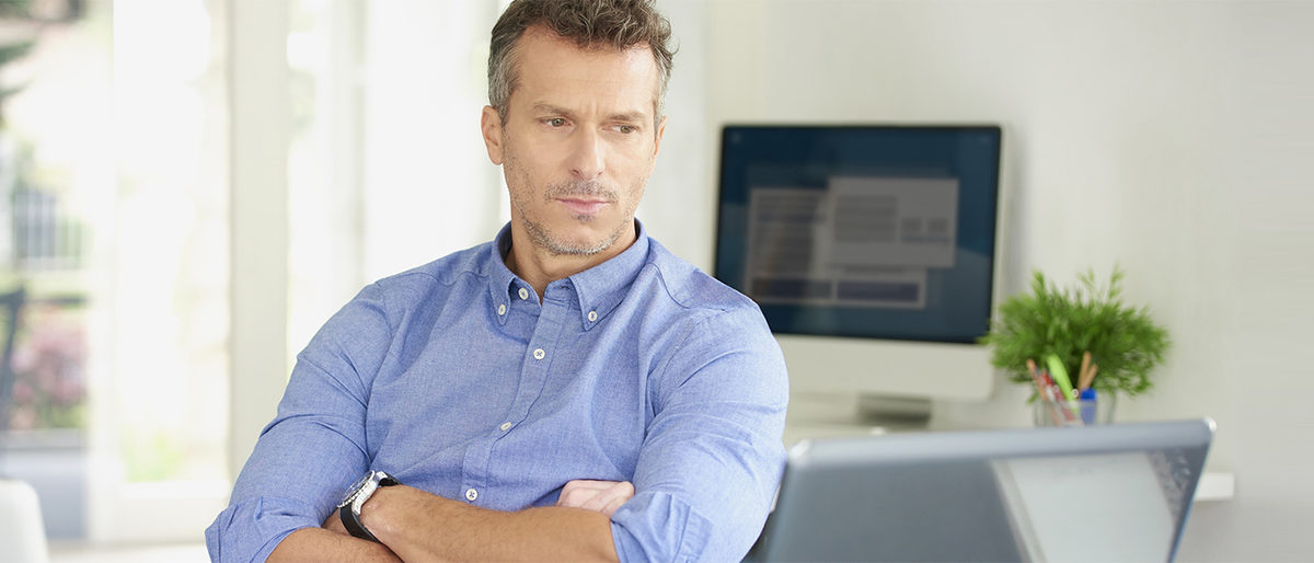 Handwerker / Unternehmer im Büro vor dem Computer. Bild: sepy / stock.adobe.com