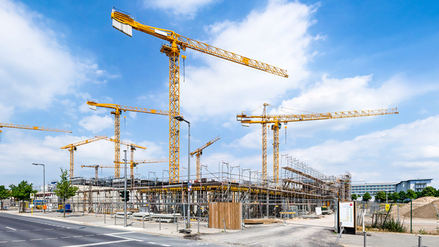 bauwirtschaft, hochbau, baustelle, großbaustelle, industrie, wirtschaft, baugewerbe, immobilienmarkt, investition, infrastruktur, neubau, bau, kran, immobilie, baukran, kräne, bauwesen, sommer, arbeit, bauingenieurwesen, business, gross, haus, stadt, gebäude, projekt, technik, baugrundstück, grundstück, hausbau, bauen, europacity, berlin, planung, konstruktion, baukräne, blau, beton, baubranche, panorama, bauindustrie, arbeiten, arbeitsplätze, bauboom, arbeitsplatz, bauprojekt, baukosten, bauplanung, immobilien, wachstum