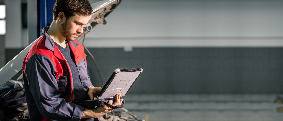 Kfz-Servicetechniker in der Autowerkstatt mit Notebook. Bild: alfa27 / stock.adobe.com