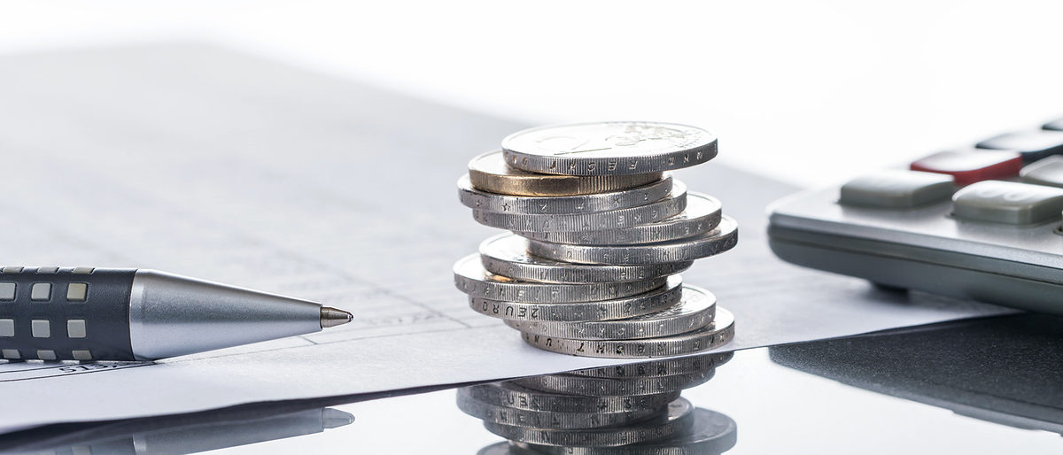 Finanzen, Euro, Münzstapel auf Tabellen mit Stift und Taschenrechner, Panorama, Hintergrund Schlagwort(e): Finanzen, Euro, Buchhaltung, Taschenrechner, Kugelschreiber, Stift, Tabellen, Geld, Münzen, Stapel, Turm, Bargeld, Panorama, Banner, Währung, Kapital, Rente, Altersvorsorge, Altersarmut, Kosten, Versicherung, Zinsen, Gehalt, Einkommen, Netto, Brutto, Abrechnung, Rechnung, Liste, Hintergrund, Finanzierung, Börse, Finanzamt, Gewinn, Bilanz, Berechnung, berechnen, Bank, Rendite, Kredit, Miete, Steuern, Haus, Wohnung, Investition, Nebenkosten, Textfreiraum, Nahaufnahme
