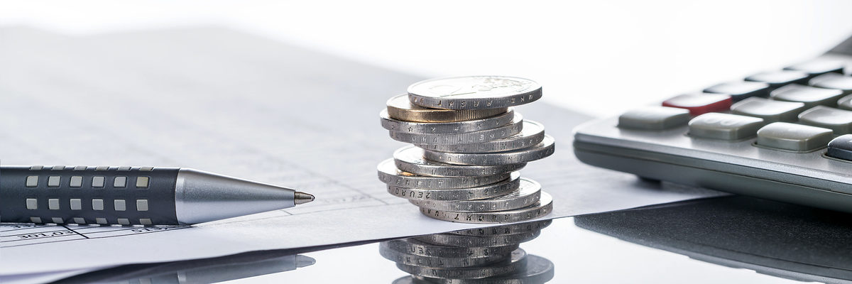 Finanzen, Euro, Münzstapel auf Tabellen mit Stift und Taschenrechner, Panorama, Hintergrund Schlagwort(e): Finanzen, Euro, Buchhaltung, Taschenrechner, Kugelschreiber, Stift, Tabellen, Geld, Münzen, Stapel, Turm, Bargeld, Panorama, Banner, Währung, Kapital, Rente, Altersvorsorge, Altersarmut, Kosten, Versicherung, Zinsen, Gehalt, Einkommen, Netto, Brutto, Abrechnung, Rechnung, Liste, Hintergrund, Finanzierung, Börse, Finanzamt, Gewinn, Bilanz, Berechnung, berechnen, Bank, Rendite, Kredit, Miete, Steuern, Haus, Wohnung, Investition, Nebenkosten, Textfreiraum, Nahaufnahme
