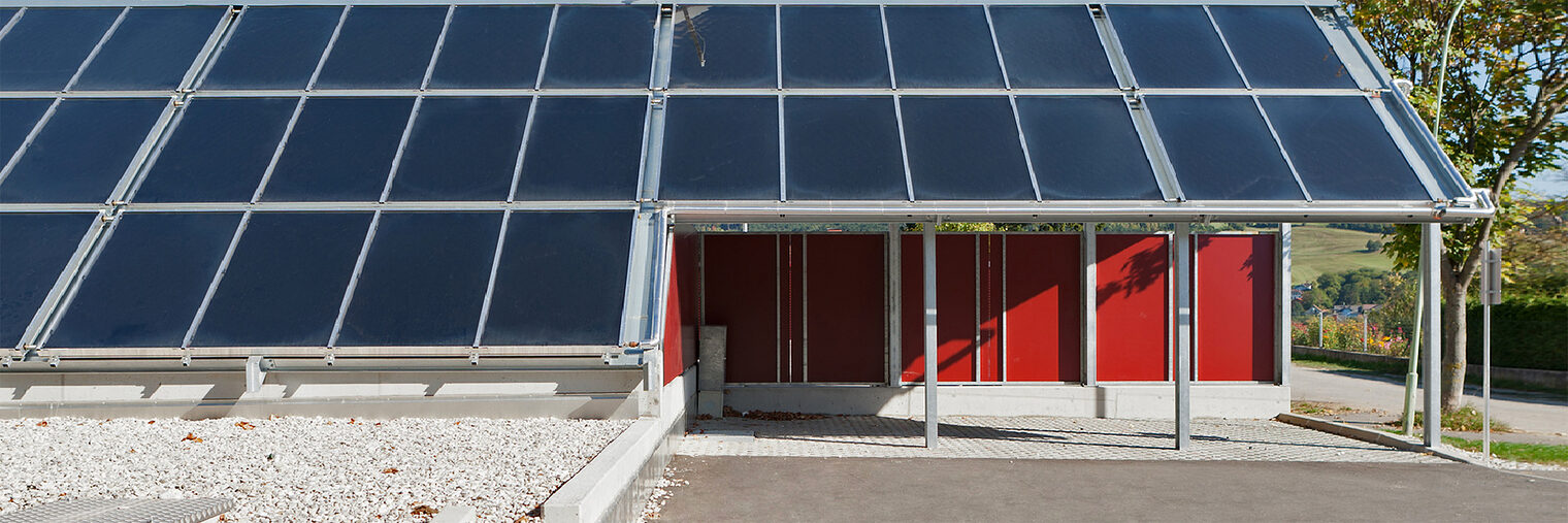 energie, ökologie, solar, sonnenenergie, alternativ, erneuerbar, strom, elektrizität, energiegewinnung, energiewirtschaft, photovoltaik, solarenergie, solarzelle, solarpaneele, voltaik, architektur, konstruktion, dach, solardach, garage, umwelt, umweltschutz, wohnen, sonnenkollektor, warmwasser, umweltfreundlich, klimaschutz, haus
