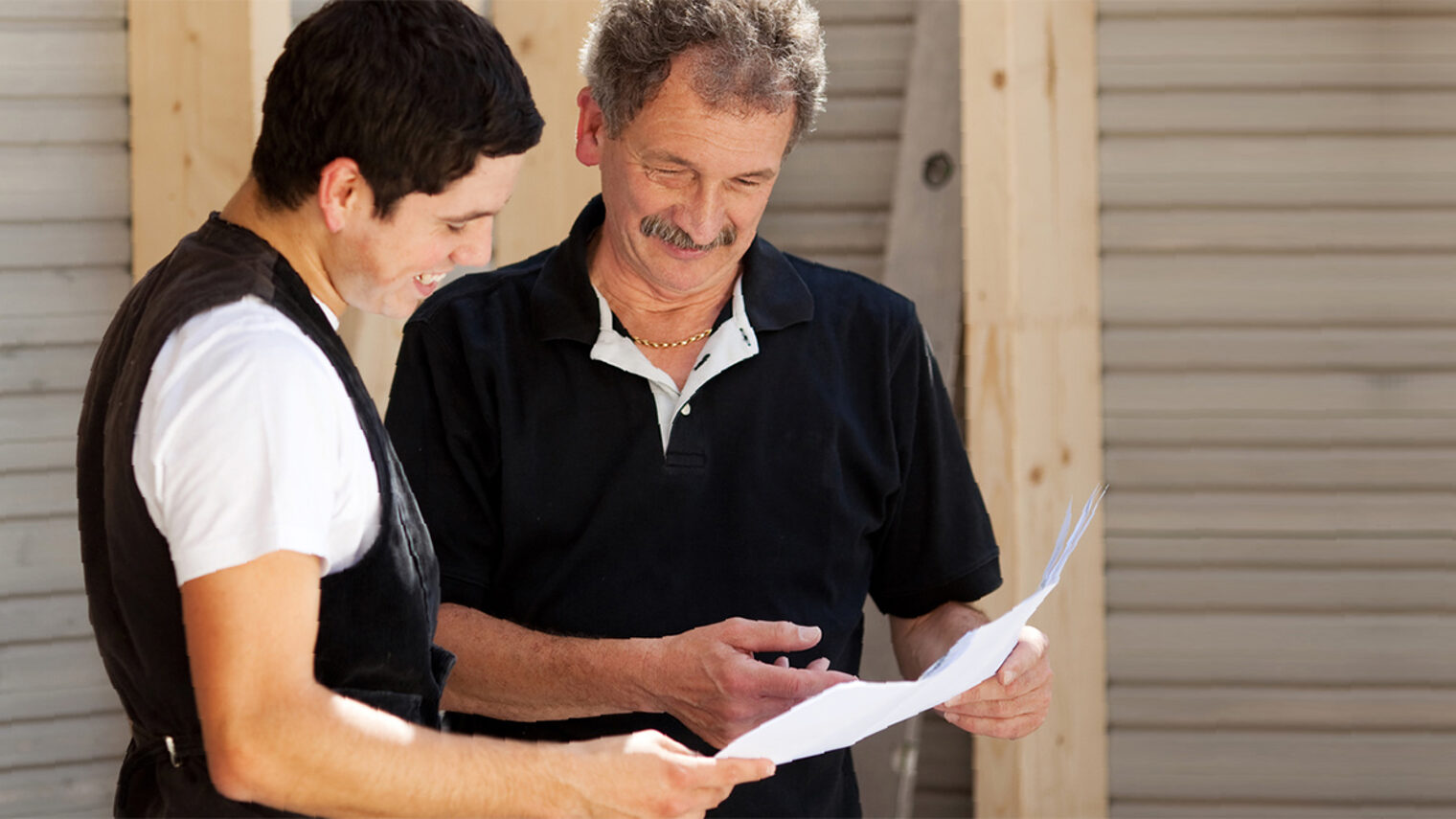 meister und gesellen besprechen den bauplan Schlagwort(e): zimmermann, baustelle, bau, ausbildung, chef, azubi, bauarbeiter, handwerk, zimmerleute, architekt, bauplan, team, zusammenarbeit, familienbetrieb, vater, sohn, betrieb, familienbetrieb, erfahrung, mittelstand, geselle, meister, zimmerei, haus, bauarbeiter, bauen, männer, zwei, mann, neubau, erfahrung, kompetenz, kluft, draußen, dach, werkzeug, arbeit, arbeiten, job, beruf, firma, unternehmen, personen, menschen, leute, männlich, 20-30, 20s, 40-50, 40s