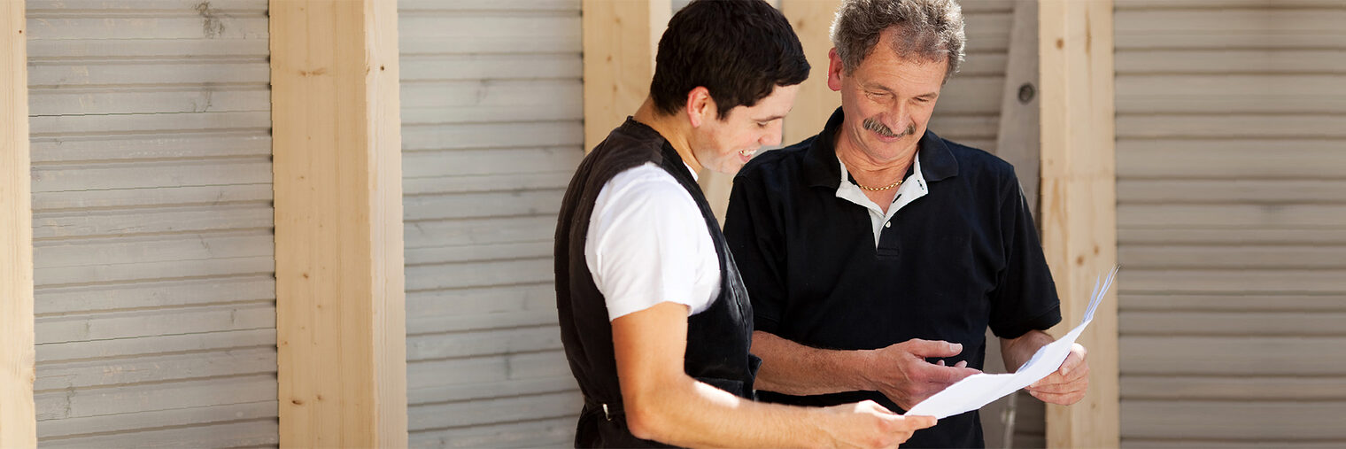 meister und gesellen besprechen den bauplan Schlagwort(e): zimmermann, baustelle, bau, ausbildung, chef, azubi, bauarbeiter, handwerk, zimmerleute, architekt, bauplan, team, zusammenarbeit, familienbetrieb, vater, sohn, betrieb, familienbetrieb, erfahrung, mittelstand, geselle, meister, zimmerei, haus, bauarbeiter, bauen, männer, zwei, mann, neubau, erfahrung, kompetenz, kluft, draußen, dach, werkzeug, arbeit, arbeiten, job, beruf, firma, unternehmen, personen, menschen, leute, männlich, 20-30, 20s, 40-50, 40s
