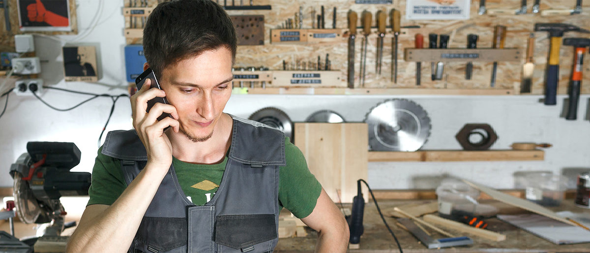 A young professional carpenter stands in the workshop and talks to his customer over the phone Schlagwort(e): carpenter, woodwork, worker, young, hard, craftsman, person, diy, workshop, joiner, carpentry, man, craft, workbench, checking, beard, board, builder, building, business, carver, chippy, desk, equipment, even, evenness, handmade, handyman, indoors, industry, instrument, job, looking, lumber, male, manual, occupation, plank, professional, small, smooth, testing, timber, tool, wood, woodworker, work, workman, carpenter, woodwork, worker, young, hard, craftsman, person, diy, workshop, joiner, carpentry, man, craft, workbench, checking, beard, board, builder, building, business, carver, chippy, desk, equipment, even, evenness, handmade, handyman, indoors, industry, instrument, job, looking, lumber, male, manual, occupation, plank, professional, small, smooth, testing, timber, tool, wood, woodworker, work, workman