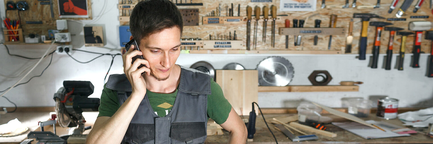 A young professional carpenter stands in the workshop and talks to his customer over the phone Schlagwort(e): carpenter, woodwork, worker, young, hard, craftsman, person, diy, workshop, joiner, carpentry, man, craft, workbench, checking, beard, board, builder, building, business, carver, chippy, desk, equipment, even, evenness, handmade, handyman, indoors, industry, instrument, job, looking, lumber, male, manual, occupation, plank, professional, small, smooth, testing, timber, tool, wood, woodworker, work, workman, carpenter, woodwork, worker, young, hard, craftsman, person, diy, workshop, joiner, carpentry, man, craft, workbench, checking, beard, board, builder, building, business, carver, chippy, desk, equipment, even, evenness, handmade, handyman, indoors, industry, instrument, job, looking, lumber, male, manual, occupation, plank, professional, small, smooth, testing, timber, tool, wood, woodworker, work, workman