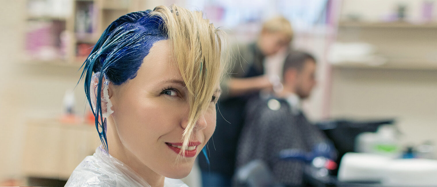 A woman is done coloring her head in blue at the hairdresser¿s salon. Change the image of a woman. Schlagwort(e): fashion, color, hair, beauty, care, hairstyle, female, beautiful, salon, style, dye, coloring, woman, haircut, bright, colorful, healthy, luxury, toned, dyed, blond, colour, palette, shiny, haircare, closeup, hairdresser, stylist, wellness, red, makeup, face, model, background, person, vivid, different, health, smooth, set, brown, sample, tint, portrait, glamour, various, styling, shampoo, hair care, barber