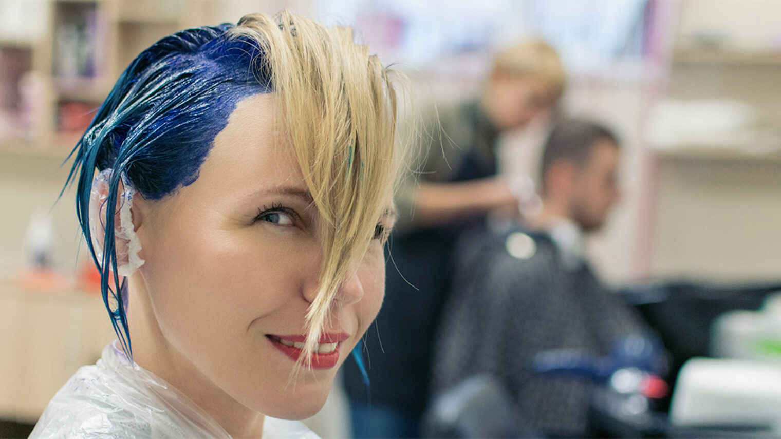 A woman is done coloring her head in blue at the hairdresser¿s salon. Change the image of a woman. Schlagwort(e): fashion, color, hair, beauty, care, hairstyle, female, beautiful, salon, style, dye, coloring, woman, haircut, bright, colorful, healthy, luxury, toned, dyed, blond, colour, palette, shiny, haircare, closeup, hairdresser, stylist, wellness, red, makeup, face, model, background, person, vivid, different, health, smooth, set, brown, sample, tint, portrait, glamour, various, styling, shampoo, hair care, barber