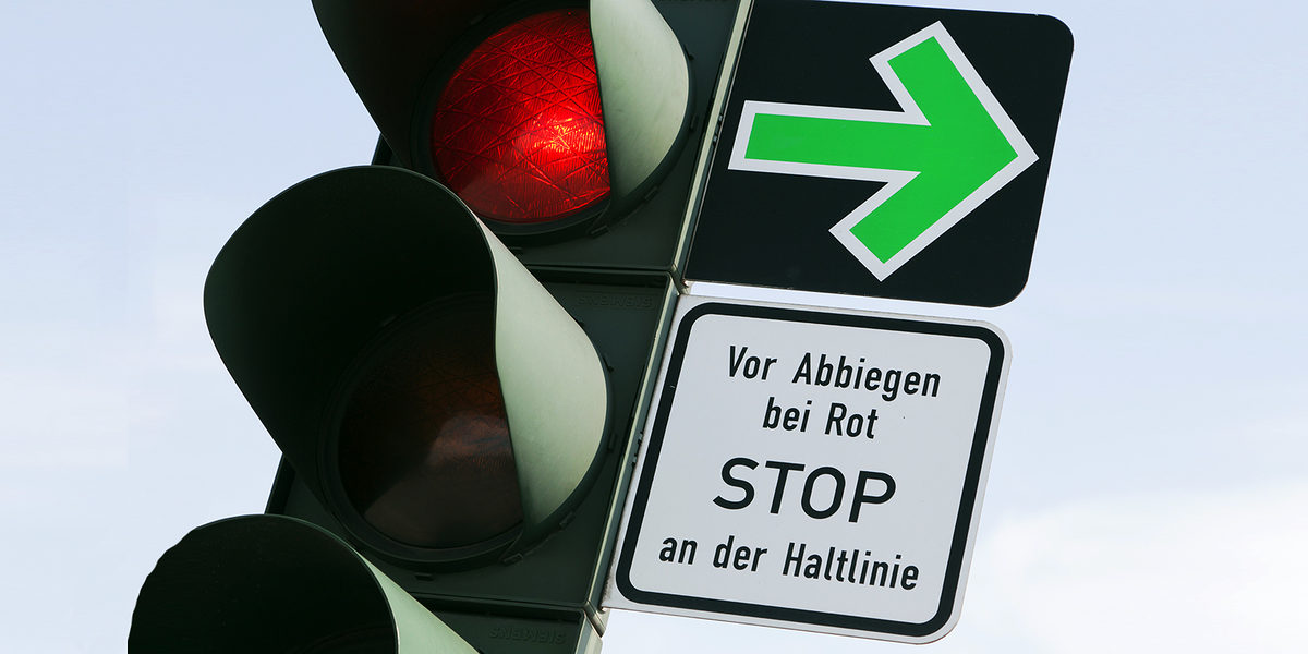 grüner Abbiegepfeil an einer Verkehrsampel Schlagwort(e): verkehrszeichen, verkehrsschild, zeichen, schild, symbol, strassenverkehr, verkehr, strasse, gesetz, ordnung, blau, weiss, rot, warnung, sicherheit, gefahr, achtung, vorschrift, regel, richtlinie, merkmal, stvo, auto, fussgänger, rund, vorschriftszeichen, verbotszeichen, hinweiszeichen, grün, abbieger, pfeil, abbiegepfeil, haltelinie, stop, lza, ampel, lichtzeichen, abbiegen, an, der, vor, richtung